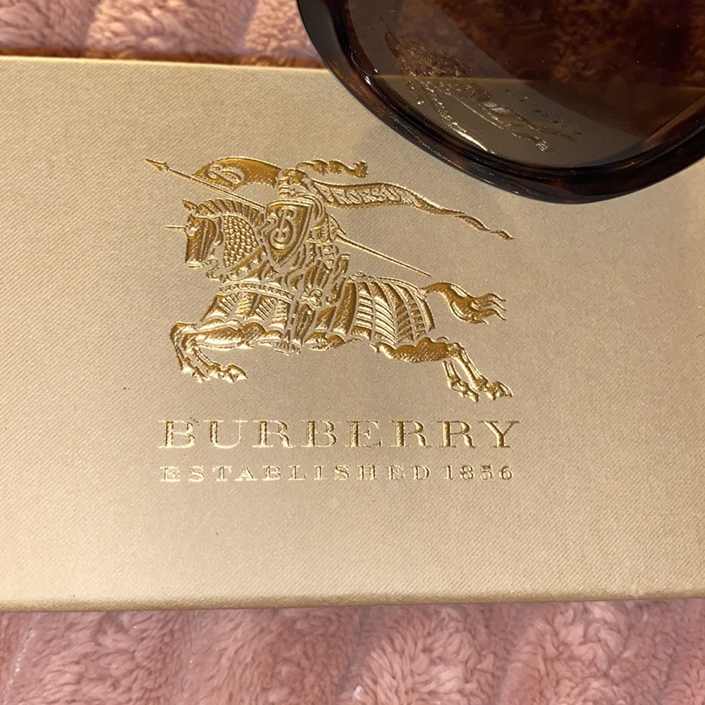 Authentic Burberry woman’s sunglasses 🕶️ 😎 - Picture 9 of 9